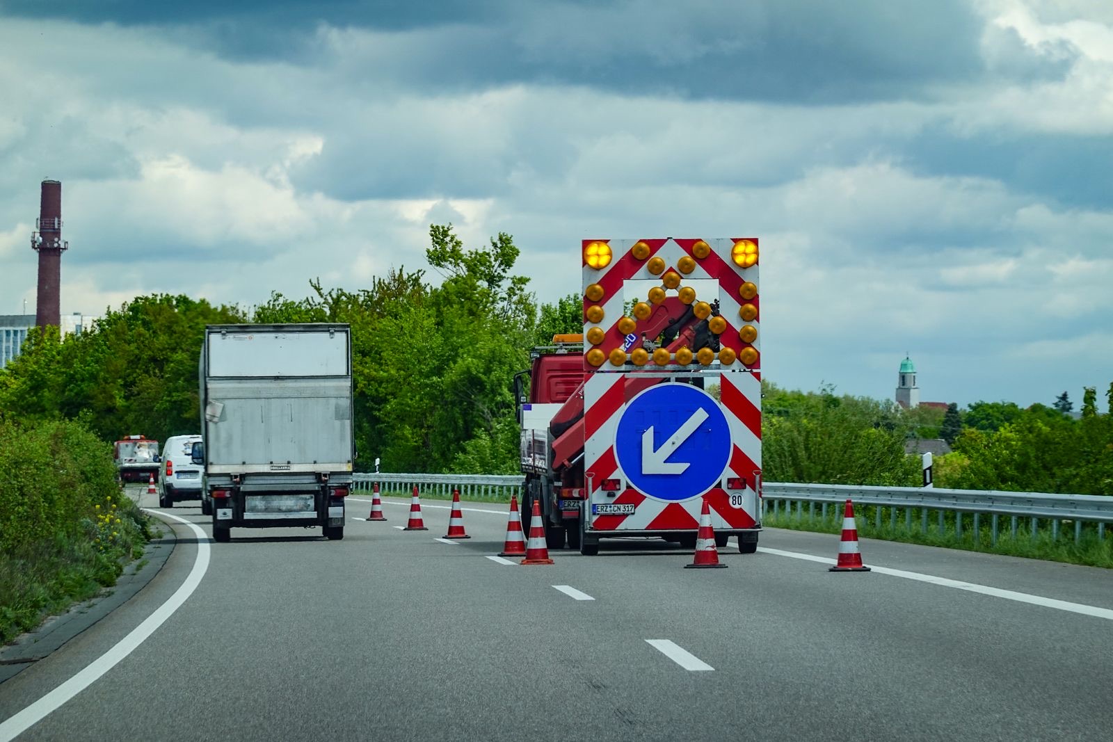 Verkeersregelaar in veiligheidshesje regelt het verkeer