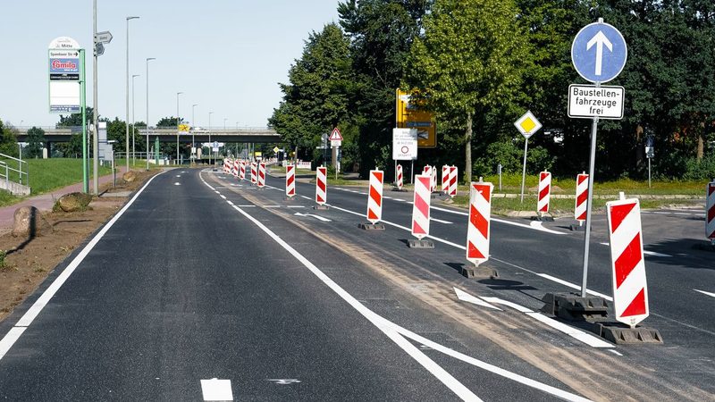 Verkeersmaatregelen met schrikhekken langs een afgezette rijbaan