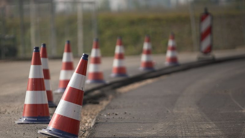 Rood-witte verkeerskegels langs de rijbaan
