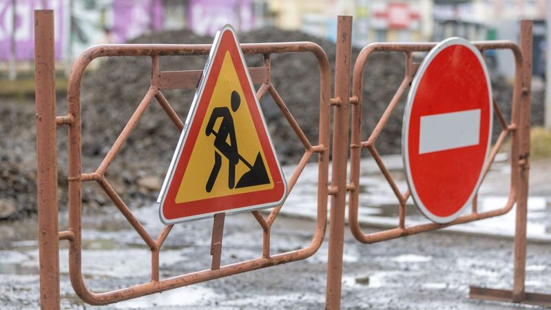 Waarschuwingsbord werk in uitvoering op een afzethek